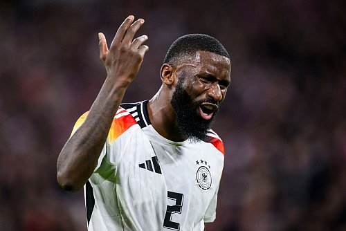 Abwehrchef Antonio Rüdiger muss nach einer Operation für längere Zeit pausieren. - © Tom Weller/dpa