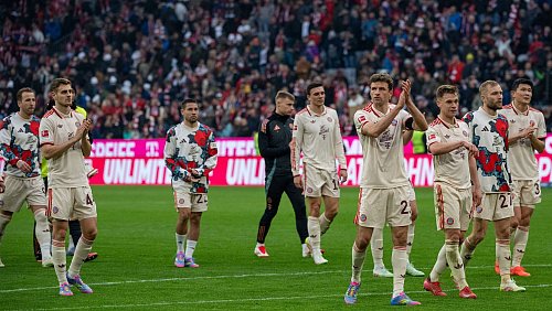 Der FC Bayern siegt - vor allem dank Leroy Sané. - © Leonie Asendorpf/dpa