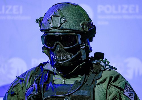 In Solingen rückte ein SEK wegen eines auffälligen Geruchs zu einem Wohnhaus aus. - © Oliver Berg/dpa