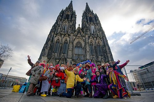 Der Kölner Karneval zieht auch viele Besucher aus dem Ausland an - hier eine Gruppe von Niederländern. - © Henning Kaiser/dpa