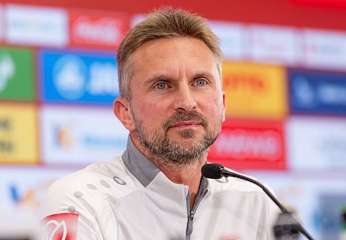 U23-Trainer Benjamin Hoffmann sitzt voraussichtlich nur einmal auf der Trainerbank des Bundesligisten. - © Torsten Silz/dpa