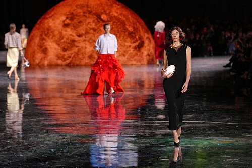 Models präsentierten Kreationen der Chanel-Kollektion Frühjahr/Sommer 2026. - © Aurelien Morissard/AP/dpa
