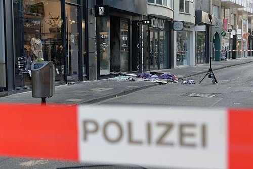 Nach einer Explosion lagen Scherben und Kleidungsstücke vor einem Geschäft in Köln. (Archivbild) - © Henning Kaiser/dpa