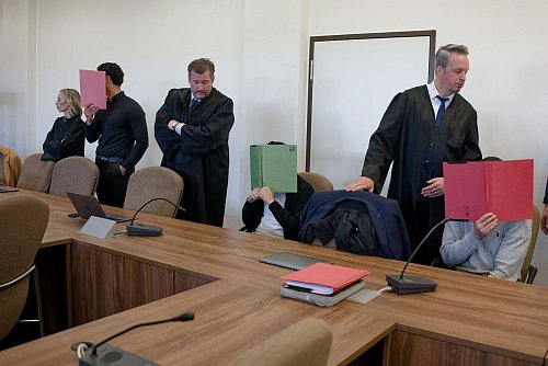 Die drei Männer sind unter anderem wegen Verstoßes gegen das Betäubungsmittelgesetz angeklagt. - © Henning Kaiser/dpa