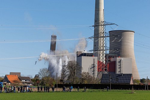 Die spektakuläre Aktion ist planmäßig verlaufen. - © Friso Gentsch/dpa