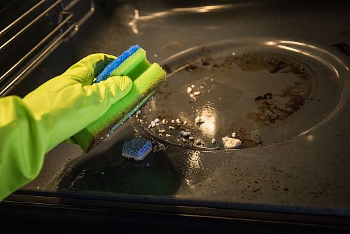 Schritt 2: Mit dem Schwamm und dem Tab den Ofen einschäumen. - © Christin Klose/dpa-tmn