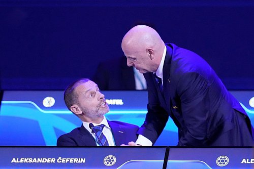 Kein Streit? UEFA-Präsident Ceferin (l) und FIFA-Boss Infantino in Asuncion. - © Fernando Calistro/AP/dpa
