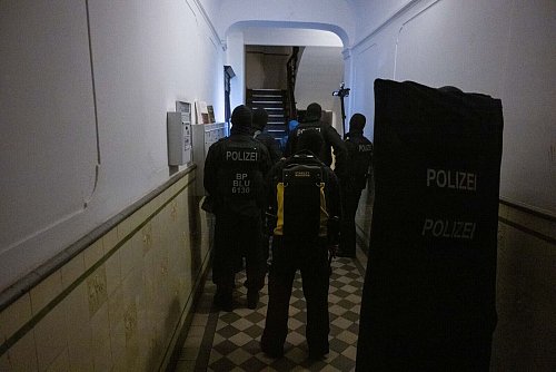 Nach Gewalt an einem Sonderzug von Fans: Polizisten gehen bei einem Einsatz in eine Wohnung - © Christophe Gateau/dpa