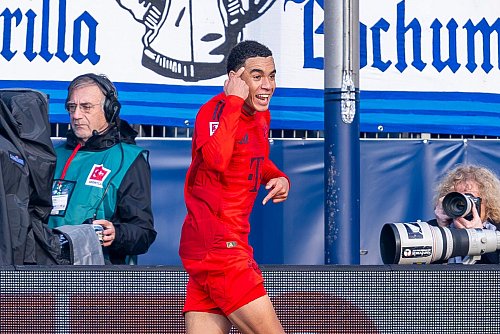 Der Kopf war\\\'s: Jamal Musiala (l) zeigt nach dem 2:0, womit er das Tor erzielt hat. - © David Inderlied/dpa