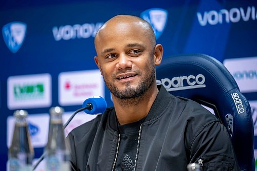 Bayern-Coach Vincent Kompany hatte ein Sonderlob für Jamal Musiala parat. - © David Inderlied/dpa