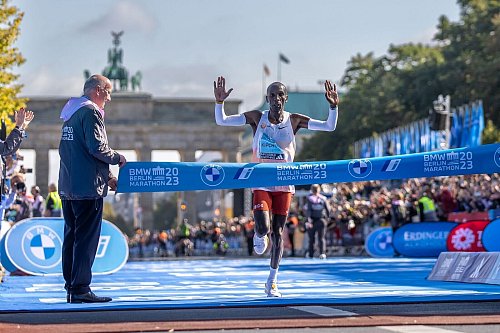 Kipchoge ist Rekordsieger des Berlin-Marathons. - © Andreas Gora/dpa