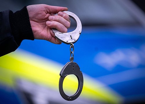 Ein Mann wurde wegen des Verdachts auf gewerbsmäßige Urkundenfälschung festgenommen. (Symbolbild). - © Soeren Stache/dpa