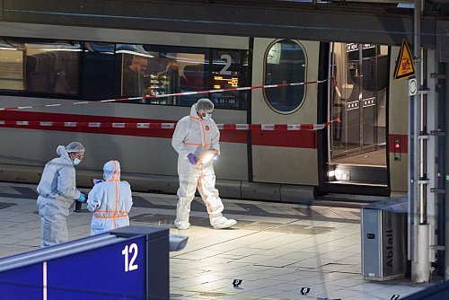 Die Spurensicherung arbeitet. - © Georg Wendt/dpa