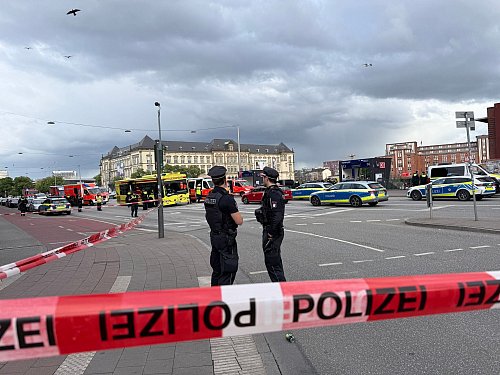 Der Hamburger Hauptbahnhof ist nach dem Messerangriff weiträumig abgesperrt. - © Christian Charisius/dpa