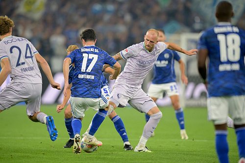 Kamp um den Ball: Schalkes Adrian Gantenbein und VfL-Stürmer Philipp Hofmann. - © Anke Waelischmiller/dpa