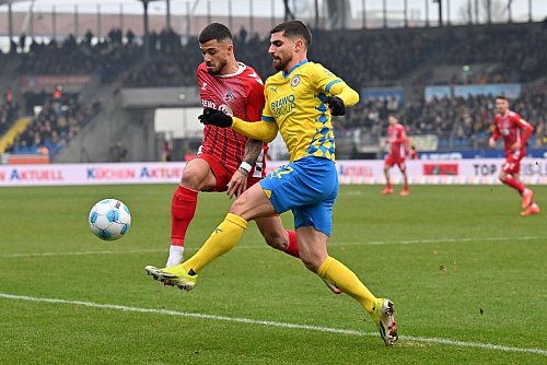 Mit vollem Einsatz: Braunschweigs Fabio Di Michele Sanchez (r) und Kölns Jusuf Gazibegovi? im Zweikampf um den Ball. - © Swen Pförtner/dpa