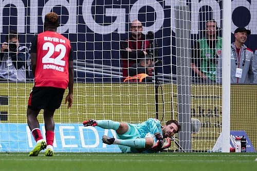 Trapp hält einen Elfmeter. - © Marius Becker/dpa