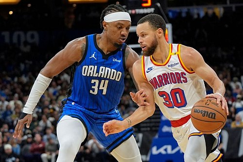 Stephen Curry war auch von Wendell Carter Jr. (l.) nicht zu stoppen. - © John Raoux/AP/dpa