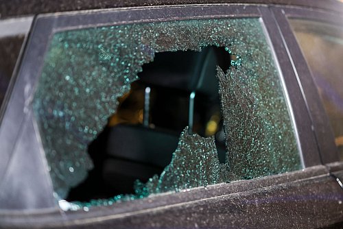 Auch Autofenster wurden durch die Explosion beschädigt. - © Christoph Reichwein/dpa
