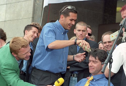 Joachim Löw hatte sich vor dem Pokalsieg 1997 auf eine Wette eingelassen - und verlor seine Haare. - © Bernd Weißbrod/dpa