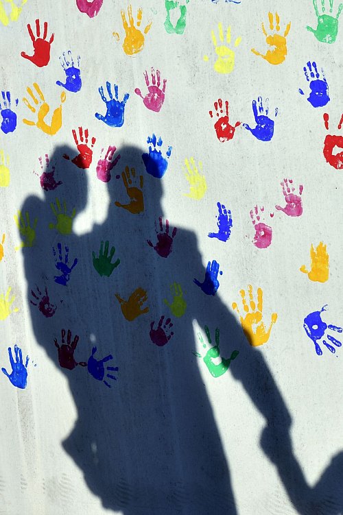 Pflegeeltern geben nicht nur ein Zuhause, sondern vor allem auch Halt und Sicherheit, gerade für kleinere Kinder. - © Peter Kneffel/dpa/dpa-tmn