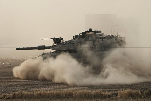 Es wird der Einmarsch weiterer Truppen in Gaza erwartet. - © Maya Alleruzzo/AP/dpa