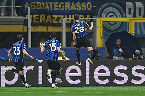 Der Ex-Münchner Benjamin Pavard (r) bejubelt seinen Treffer. - © Sven Hoppe/dpa