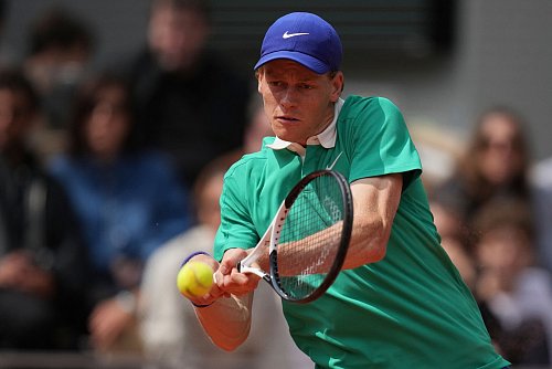 Jannik Sinner muss sich geschlagen geben. - © Christophe Ena/AP/dpa