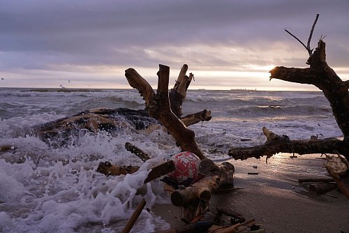 Am Dienstag hatte es teils so viel Regen gegeben wie sonst in einem Jahr. - © Alberto Saiz/AP/dpa