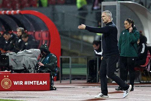 Erster Heimsieg - und das in Nürnberg: Der Unterfranke Wück dirigiert sein Team zum Erfolg. - © Daniel Löb/dpa
