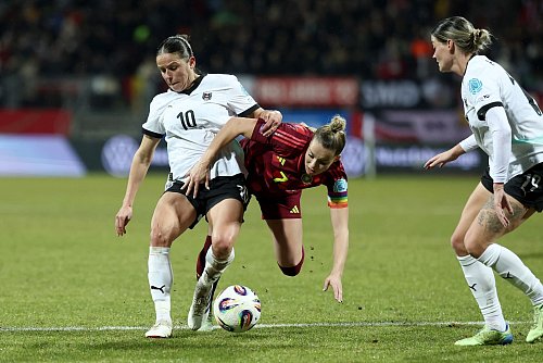 Gegen Österreich gelingt DFB-Kapitänin Giulia Gwinn (M.) und ihren Kolleginnen vor der Pause wenig. - © Daniel Löb/dpa