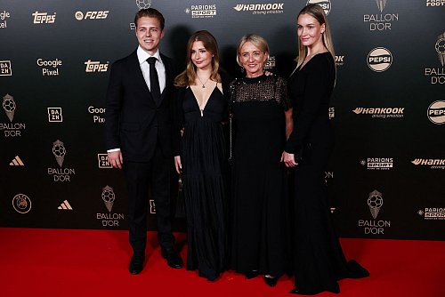 Franz Beckenbauers Familie reiste zur Ballon-d\\\'Or-Gala in Paris. - © Franck Fife/AFP/dpa