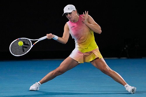 Iga Swiatek muss sich im Halbfinale mächtig strecken - © Vincent Thian/AP/dpa