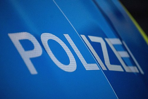 Ein Mann soll seine Partnerin getötet haben. Er starb bei einem Unfall. (Symbolbild) - © Marijan Murat/dpa