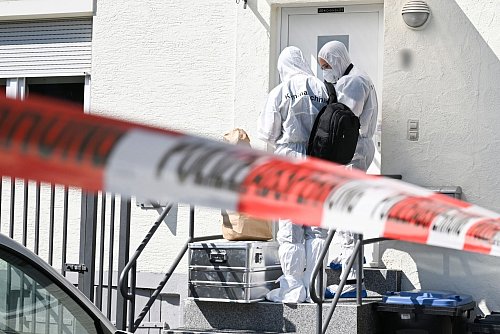 Am Tatort werden Spuren gesichert. - © Bernd Weißbrod/dpa