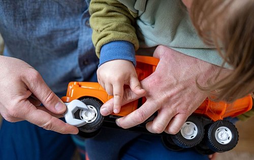 Im Alltag können Eltern oder Elternteile zu einem Kind eine größere Nähe empfinden, wenn meist auch unbewusst. Das geschieht, wenn man sich selbst in dem einen Kind mehr wiederfindet als im anderen. - © Hendrik Schmidt/dpa/dpa-tmn