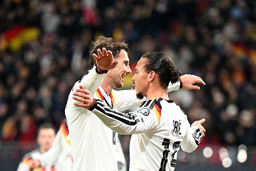 Ehemalige Teamkollegen bei Bayern: Goretzka und Sane. - © Robert Michael/dpa