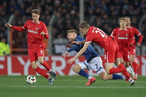Packende Duelle, Elfmeter und Tore für den Außenseiter: Die Fans sehen in Bielefeld ein ereignisreiches Pokalspiel. - © Friso Gentsch/dpa