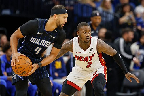 Terry Rozier (r) von den Miami Heat wurde nach dem Spiel in Orlando festgenommen. - © Kevin Kolczynski/AP/dpa