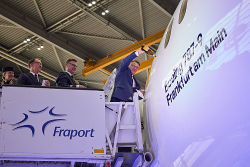 Hessens Ministerpräsident Boris Rhein (CDU) hat der Lufthansa weitere Unterstützung im Kampf gegen hohe Standortkosten zugesagt. - © -/Lufthansa/dpa