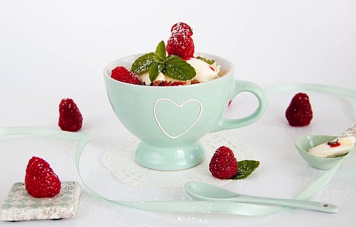 Dolce Vita-Feeling: Das Rezept für den Himbeer-Tassenkuchen hat die «Zimtblume»-Bloggerin Angelina Antal vom Lago Maggiore mitgebracht. - © Angelina Antal/zimtblume.de/dpa-tmn