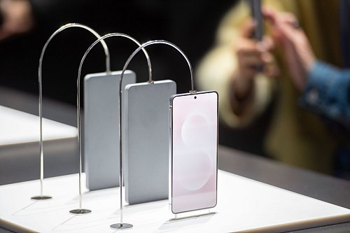 Samsung gab bei der Vorstellung der Smartphone-Reihe Galaxy S25 auch einen Ausblick auf das neue Modell Edge. Details gab es aber keine - nur einen Verkaufsstart in 2025. - © Andrej Sokolow/dpa-tmn/dpa