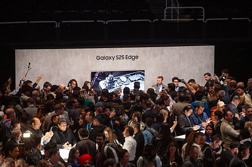 Überraschung! Ein neues Galaxy Edge? Vor einem Stand mit mehreren ausgestellten Gerätemodellen gab es das größte Gedränge. - © Andrej Sokolow/dpa-tmn/dpa
