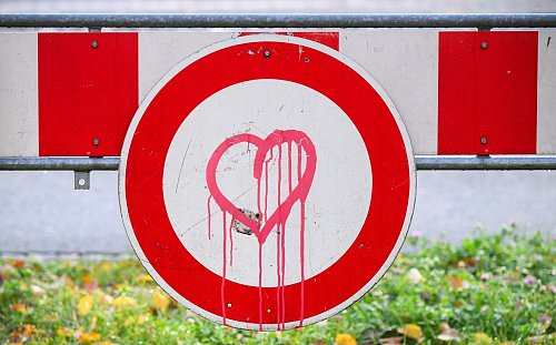 Queere Menschen stoßen häufig noch auf Vorurteile und Ablehnung. - © Julian Stratenschulte/dpa