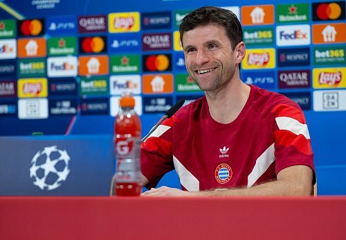 Thomas Müller blickt dem Bratislava-Spiel guter Laune entgegen. - © Sven Hoppe/dpa
