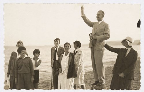 Thomas Mann gestikulierend am Strand, unter anderem neben Ilse Dernburg, Elisabeth Mann, Michael Mann, Golo Mann, Katia Mann und Monika Mann. (Archivbild) - © Fritz Krauskopf, Königsberg/ETH-Bibliothek Zürich, Thomas-Mann-Archiv/dpa
