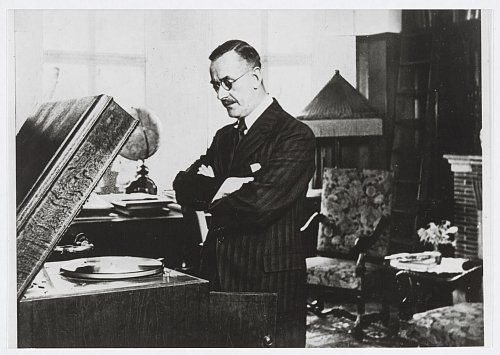 Thomas Mann 1924. Schon sein erster Roman «Buddenbrooks» (1901) hatte ihn weltberühmt gemacht. - © ---/ETH-Bibliothek Zürich, Thomas-Mann-Archiv/dpa