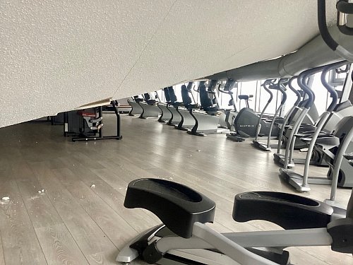 In einem Fitnessstudio in Recklinghausen ist eine Zwischendecke herabgestürzt. - © -/Feuerwehr Recklinghausen/dpa