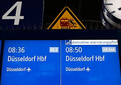 Der Bahn-Verkehr in Nordrhein-Westfalen fließt wieder. - © Roberto Pfeil/dpa