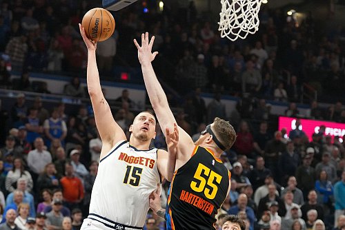 Jokic (links) und Hartenstein lieferten sich viele Zweikämpfe. - © Kyle Phillips/AP/dpa